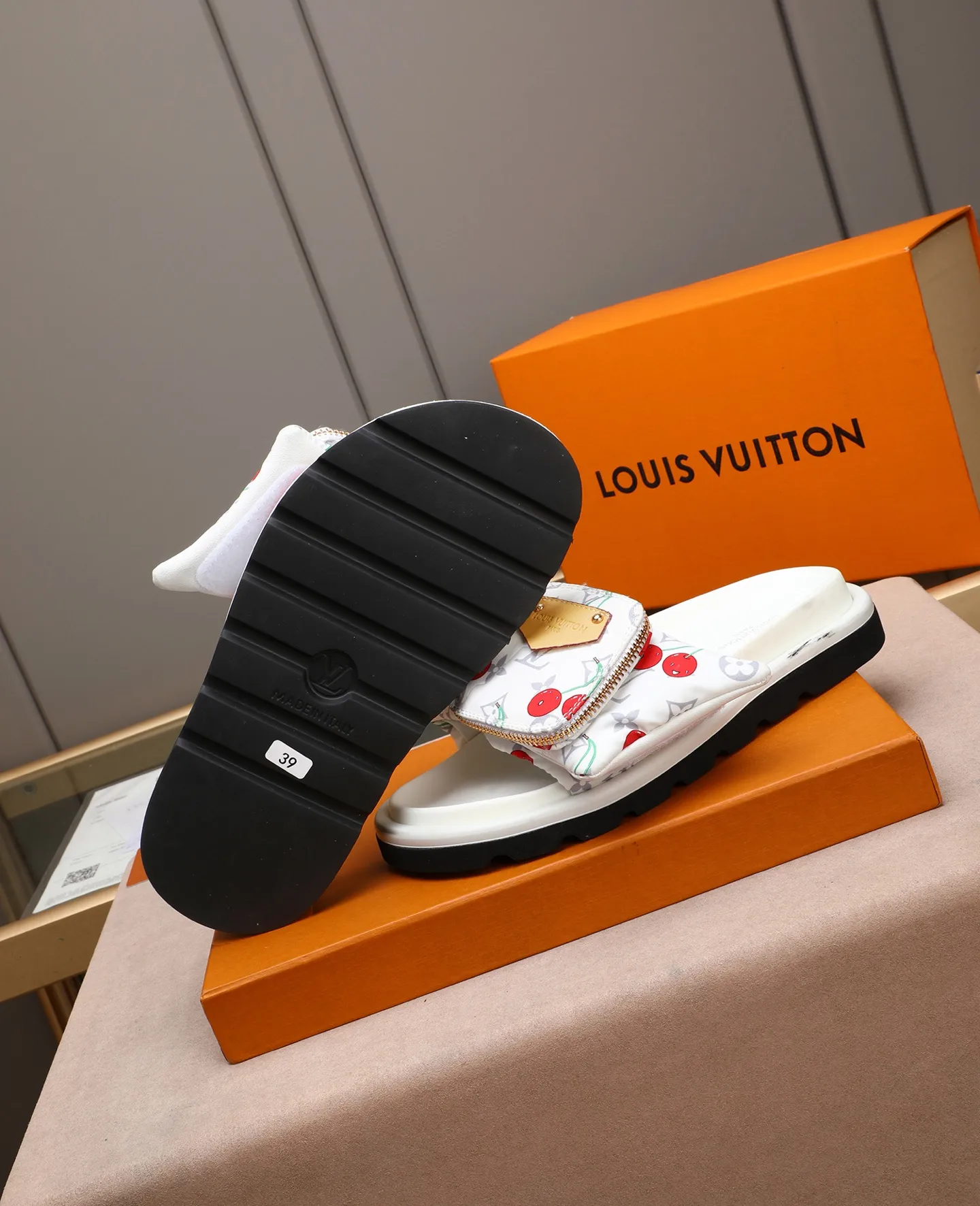PP400 couple model with drawer box [LOUIS VUITTON] Louis Vuitton, the latest LV official website printed wallet and men's and women's slippers🔥🔥🔥 are now on the market. The drawer box is packed with cloth bags and cards. The upper pattern looks very soft and waxy, and it is a super versatile leg slimming tool. Fabric: Imported denim/down silk cotton embossed, official website pattern printing, lining: water-dyed sheepskin down filling, comfortable to wear, feet: high elastic PU water table. Sole: foam sole, heel height: about 5cm. Size 35-46, 35, 45 and 46 are custom-made and cannot be returned or exchanged. Color: multiple colors available.